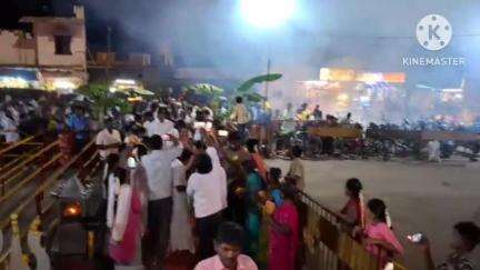 வாணியம்பாடி: புத்துக்கோயில் பகுதியில் உள்ள புத்து மாரியம்மன் ஆலயத்தில் தேமுதிகவின் பொது செயலாளர் பிரேமலதா சாமி தரிசனம்