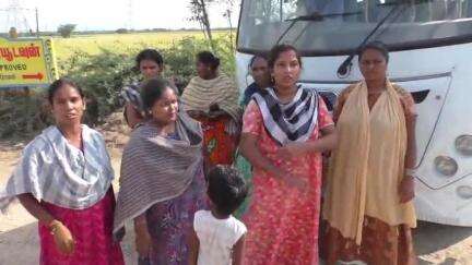 திருத்தணி: திருவாலங்காடு சம்பளம் பாக்கி தராத தனியார் நிறுவனத்தின் பேருந்து சிறைப்பிடித்து தொழிலாளர்கள் போராட்டம்