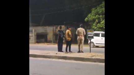 हरदोई: 2 महिलाओं ने साथ रहने की खाई कसम, लेस्बियन कपल को समझाने में सभी असफल।
#hardoi #news #viral
