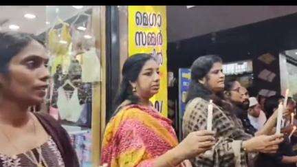 മാവേലിക്കര: പെഹൽഗാം ഭീകരാക്രമണം, വ്യാപാരി വ്യവസായി ഏകോപന സമിതി ചാരുംമൂട് ജങ്ഷനിൽ ദീപം തെളിച്ച് ശ്രദ്ധാഞ്ജലി അർപ്പിച്ചു