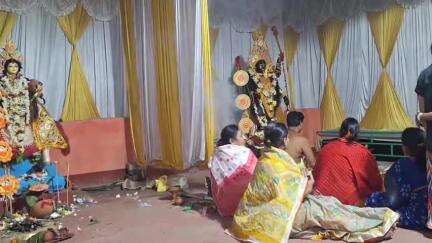 গড়বেতা ৩: চন্দ্রকোনা রোডে শীতলা কালীপুজোকে কেন্দ্র করে হাজার হাজার মানুষের ভিড় শান্তিনগর কলোনি এলাকায়