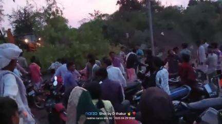 hawa ke Karan bich road per limd gir gai Rajgad me