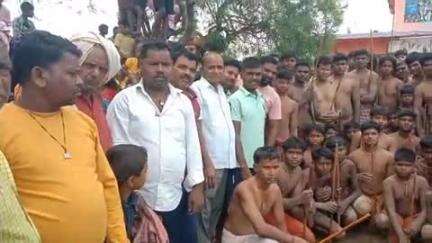 गोला: कमता में मंडा पूजा को लेकर लोटन सेवा कार्यक्रम का हुआ आयोजन, भक्तों ने नंगे बदन जमीन पर लेटकर प्रकट की आस्था