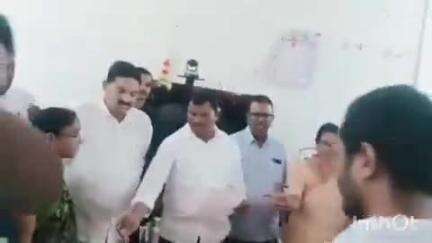 అశ్వారావుపేట: చండ్రుగొండ మండల కేంద్రంలోని రైతు వేదిక నందు ముఖ్యమంత్రి సహాయనిధి చెక్కులను లబ్ధిదారులకు అందజేసిన ఎమ్మెల్యే జారే