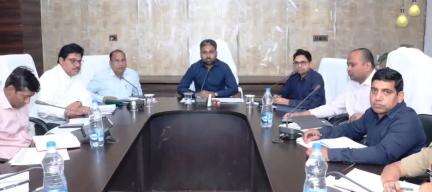 कांकेर: जिला कार्यालय के सभाकक्ष में समय सीमा की बैठक में कलेक्टर ने लंबित आवेदनों के गंभीरता से निराकरण के दिए निर्देश