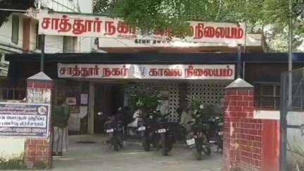 சாத்தூர்: படந்தால் குறிஞ்சிநகர் பகுதியில் அனுமதியின்றி பணம் வைத்து சீட்டு விளையாடிய 8 பேர் மீது சாத்தூர் நகர போலீசார் வழக்கு பதிவு