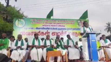 காரியாபட்டி: பேருந்து நிலையம் எதிரே காவிரி வைகை கிருது மால் குண்டாறு பாசன விவசாயிகள் கூட்டமைப்பு சார்பில் எழுச்சி மாநாடு நடைபெற்றது