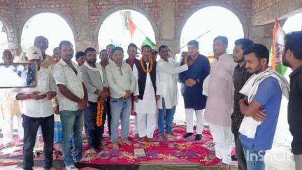 शंकरपुर: प्रखंड मुख्यालय के दुर्गा मंदिर परिसर में कांग्रेस की जन आक्रोश चौपाल और हर घर झंडा अभियान को लेकर हुई बैठक