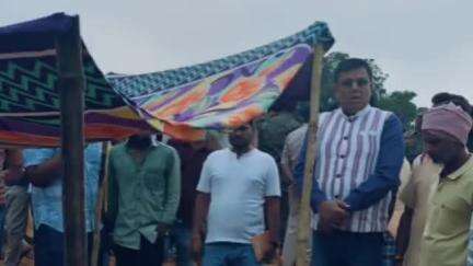 सिमरिया: विधायक उज्ज्वल दास ने मुरवे गांव में गड्ढे में डूबने से मृत हुए बच्चे के परिजनों से की मुलाकात