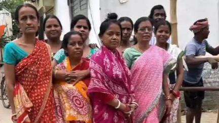 খড়গপুর ১: নতুন সাবমারসিবল পাম্পের বোরিং এর কাজ পরিদর্শনে খড়গপুর পৌরসভার পৌর প্রধান কল্যাণী ঘোষ