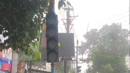 সিউড়ি ১: ট্রাফিক আইন ভাঙ্গার অপরাধে বীরভূম জেলা ট্রাফিক পুলিশের পক্ষ থেকে ১৩২ জনকে জরিমানা করা হয়েছে