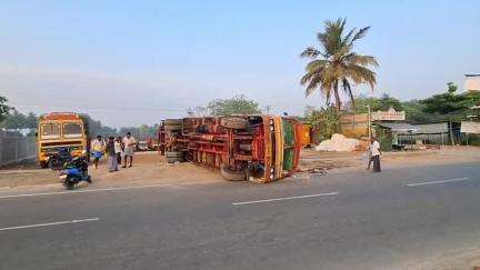 நத்தம்: அம்மன் குளம் அருகே பாரம் தாங்காமல் சாக்கடை உடைந்து கவிழ்ந்த லாரி ஓட்டுனர் உட்பட இருவர் காயம்