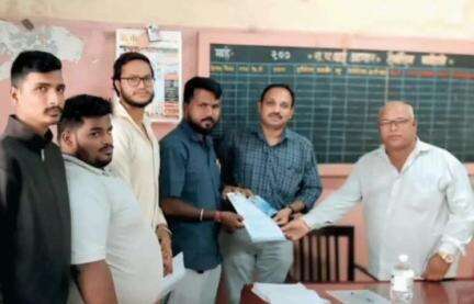 वाई: वाई आगाराला महाराष्ट्र रिपब्लिकन पक्षाने पेन भेट देऊन दिला आंदोलनाचा इशारा