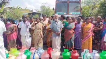 திருத்துறைப்பூண்டி: வேளூர் கிராமத்தில் கடந்த சில நாட்களாக குடிநீர் வராததால் கிராம மக்கள் திடீரென சாலை மறியல்