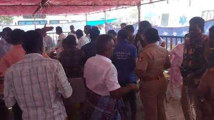 இலுப்பூர்: இருந்திரப்பட்டி ஜல்லிக்கட்டில் மாடு முட்டி காவல் ஆய்வாளர் சந்திரசேகர் படுகாயம், முதலுதவி வழங்கிய Ex-அமைச்சர் விஜயபாஸ்கர்
