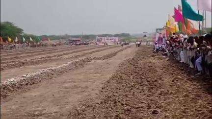 अक्कलकोट: हन्नूर येथे बैलगाडा शर्यतीला सुरवात, शर्यत पाहण्यासाठी ग्रामस्थांची गर्दी...