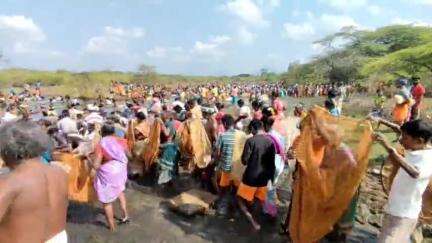 சிங்கம்புனரி: எஸ் கோவில்பட்டி கிராமத்தில் கிராம ஒற்றுமையை பறைசாற்ற மீன்பிடித் திருவிழா
