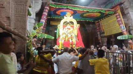 திருப்புவனம்: சௌந்தர்நாயகி அம்மன் புஷ்பனேஸ்வரர் ஆலயத்தில் பத்து நாள் திருவிழாவிற்காகபேருந்து நிலையம் பகுதியில்  கொடியேற்றம் வெகு சிறப்பாக நடைபெற்றது