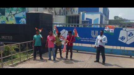হলদিয়া: আবারও কাজের দাবিতে হলদিয়া দুর্গাচকে হিন্দুস্তান ইউনিলিভার কোম্পানির কারখানার গেটের সামনে শ্রমিক বিক্ষোভ