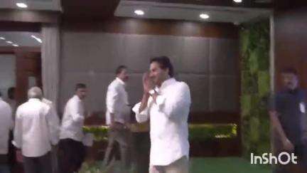 మంగళగిరి: వైసీపీ నేతల నిబద్ధతకు హ్యాట్సాఫ్: తాడేపల్లిలో మాజీ ముఖ్యమంత్రి వైఎస్ జగన్