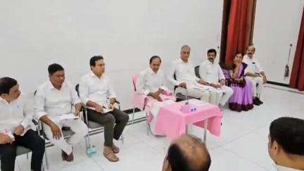 గజ్వేల్: ఎర్రవెల్లి లోని ఫామ్ హౌస్ లోని నివాసం లో ఉమ్మడి మెదక్ జిల్లా లోని ఎమ్మెల్యే లు,ఎమ్మెల్సీ తో సమావేశం నిర్వహించిన కేసీఆర్