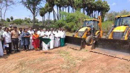 சிங்கம்புனரி: சிலநீர்பட்டி பாலாற்றில் நீர்நிலை சீரமைப்பு பணிகளை தொடங்கி வைத்த மாவட்ட ஆட்சியர்