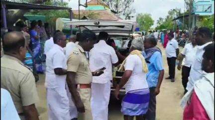 திருவாடனை: சுக்ராபுரம் பகுதியில் தாயின் உடலை ஒப்படைக்க வலியுறுத்தி மகன் சாலை மறியல்