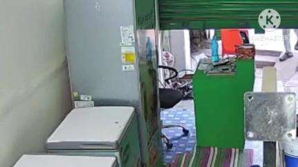 తొర్రూర్: తోర్రూర్ పట్టణంలో ఓ మిల్క్ సెంటర్లో 15 వేల రూపాయలు దొంగలించిన గుర్తు తెలియని వ్యక్తి, సీసీ కెమెరాలో రికార్డు అయిన దృశ్యాలు