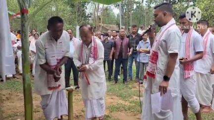 তিতাবৰ: ঠেঙ্গাল কছাৰী স্বায়ত্ত শাসিত পৰিষদৰ ২০২৪-২৫ বিত্তীয় বৰ্ষৰ  উন্নয়মূলক আঁচনিৰ তিতাবৰত শুভাৰম্ভ কৰে মুখ্য কায্যবাহী সদস্যই