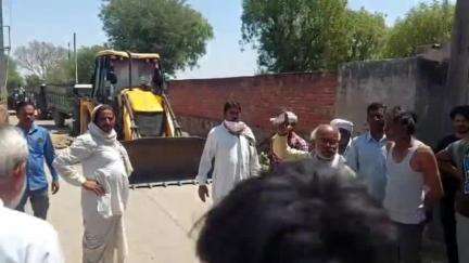 लवाण: लवाण में चल रहे सीसी सड़क निर्माण कार्य का ग्रामीणों ने किया विरोध, 20 दिन बाद कार्य करवाने की रखी मांग
