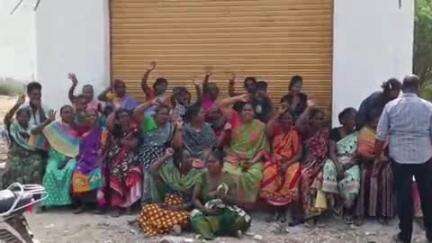பேரணாம்பட்டு: பேரணாம்பட்டு ராமாபாய் நகர் பகுதியில் புதிய அரசு மதுபான கடை டாஸ்மாக் திறப்பதற்கு எதிர்ப்பு தெரிவித்து பெண்கள் போராட்டம்