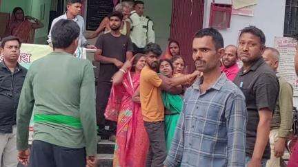 सहदेई बुजुर्ग: शेखोपुर पंचमुंडा चौर में गेहूँ काटते समय करंट लगने से पिता की मौत, पुत्र गंभीर रूप से घायल