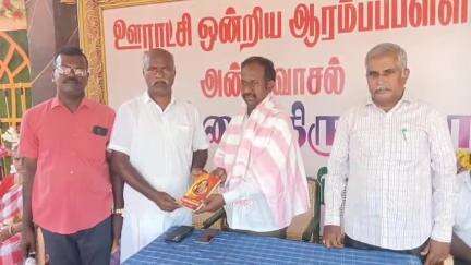 இலுப்பூர்: அன்னவாசல்  அரசு தொடக்கப் பள்ளியில் 2 நாட்களில் 40 குழந்தைகளை அரசு பள்ளியில் சேர்த்து தங்க மோதிரம் வழங்கிய ஆசிரியர்கள் மக்கள் அதிகாரிகள் பாராட்டு