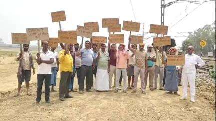 दनियावां: दनियावां स्टेशन से अल्ट्राटेक कंपनी तक रेलवे ट्रैक निर्माण को लेकर ग्रामीणों में आक्रोश, मिट्टी भराई पर रोक लगाई