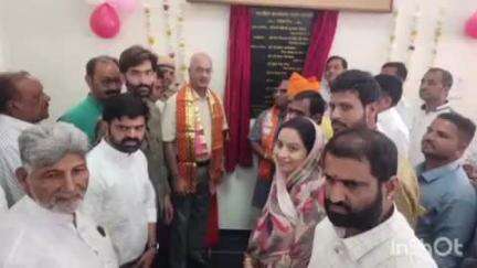 खमनोर: खमनोर में बीजेपी विधायक को कार्यकर्ता ने याद दिलाया चुनावी वादा, कहा- आपके जूते मेरे माथे रख देना