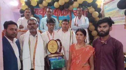 दनियावां: प्रतिभा सम्मान समारोह का आयोजन, मैट्रिक और इंटर में सफल छात्रों को सम्मानित किया गया
