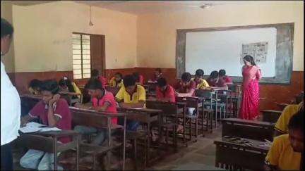 ಕುಂದಗೋಳ: ತಾಲ್ಲೂಕಿನ ಎಸ್‌ಎಸ್‌ಎಲ್‌ಸಿ ಪರೀಕ್ಷಾ ಕೇಂದ್ರಗಳಿಗೆ ಜಿಲ್ಲಾಧಿಕಾರಿ ಭೇಟಿ, ಪರಿಶೀಲನೆ