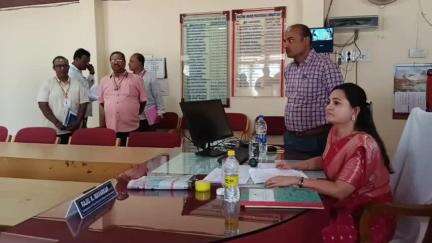 ಕುಂದಗೋಳ: ಪಟ್ಟಣದ ತಹಶೀಲ್ದಾರ್ ಕಚೇರಿಗೆ ಜಿಲ್ಲಾಧಿಕಾರಿ ದಿವ್ಯ ಪ್ರಭು ಭೇಟಿ, ಸಾರ್ವಜನಿಕರಿಂದ ಅಹವಾಲು ಸ್ವೀಕಾರ