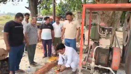 बांसगांव: नगर पंचायत उनवल के वार्ड नंबर 3 में नगर अध्यक्ष व वार्ड सभासद प्रतिनिधि ने आर.सी.सी. रोड निर्माण कार्य का किया शुभारंभ