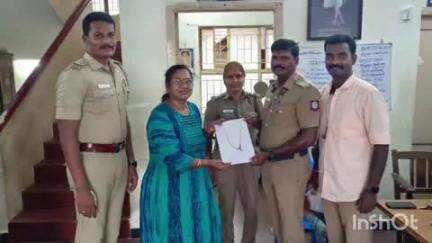 அரியலூர்: செந்துறை சாலையில் தவறவிட்ட நகையை, சில மணி நேரத்திற்குள் உரிமையாளரிடம் ஒப்படைத்த போலீசார்