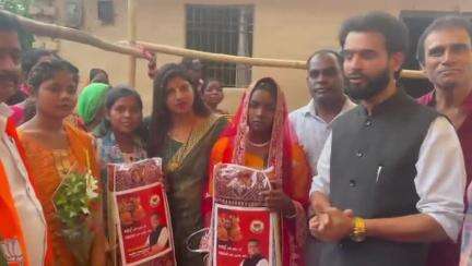 हजारीबाग के लोकप्रिय सांसद आदरणीय मनीष जायसवाजी के सौजन्य से जरूरतमंद बहनों की शादी के लिए श्री राम लहंगा उपलब्ध कराया जा रहा है। इस कड़ी में हमारे रामगढ विधानसभा क्षेत्र के कुंवर टोला में एक जरूरतमंद बहन को सांसद मनीष जायसवाल जी के माध्यम