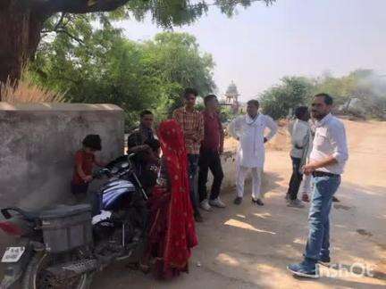 उनियारा: मंडावरा में राजकीय विद्यालय के शिक्षकों ने नामांकन बढ़ाने के लिए अभिभावकों से किया संपर्क