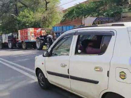ये ट्रैक्टरों की लंबी लाइन किसी किसान आंदोलन के लिए नहीं है?मंदसौर,अफीम गोदाम में तोल चल रहा है #मंदसौर #समाचार #वायरल