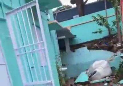 बेरमो: हिल टॉप कॉलोनी में दीवार तोड़कर घर में घुसी स्कूल वैन, बाल-बाल बचे लोग