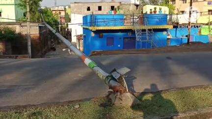 ଫୁଲବାଣୀ ସହର: ଫୁଲବାଣି ଠାରେ କାଳବୈଶାଖି ପ୍ରଭାବରେ  ଗଛ ଏବଂ ବିଦ୍ୟୁତ୍ ଖୁଣ୍ଟ ଭାଙ୍ଗି ରାସ୍ତା ଅବରୋଧ