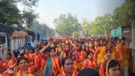 कांके: चुटिया स्थित सुरेश्वर महादेव मंदिर के तीसरे वार्षिकोत्सव पर निकाली गई भव्य कलश शोभायात्रा