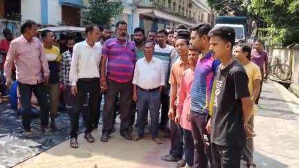 দিনহাটা ১: মজুরি বৃদ্ধির দাবিতে দিনহাটা পৌরসভার সামনে আন্দোলনে নামলো দিনহাটা পৌরসভার অস্থায়ী কর্মীরা।