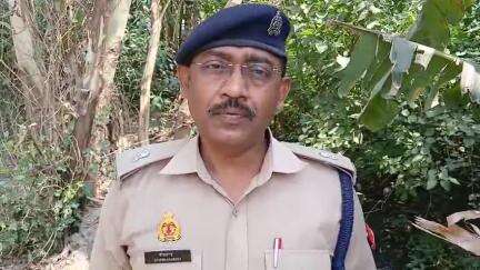 चंदौसी: कुढ़फतेहगढ थाना क्षेत्र मे दो पक्षो मे भयंकर फायरिंग. फायरिंग के दौरान एक युवक की मौत,चार घायल पहुंचे अस्पताल।