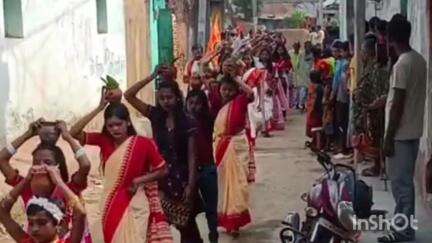 পুরুলিয়া ১: বেলকুড়ি গ্রামে শিবের পূজা উপলক্ষে কলস যাত্রায় অংশ নিল প্রায় আড়াইশো কুমারী মেয়ে