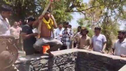 पिंडवाड़ा: जनापुर गांव में अधेड़ के कुएं में गिरने की सूचना पर पुलिस पहुंची, सिविल डिफेंस की टीम की मदद से तलाश जारी